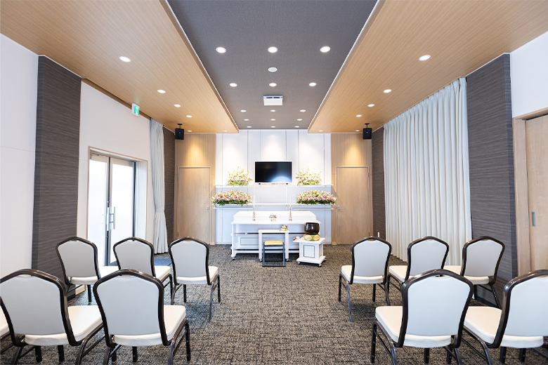 参列される皆さまが、落ち着いてお座りいただける式場空間です