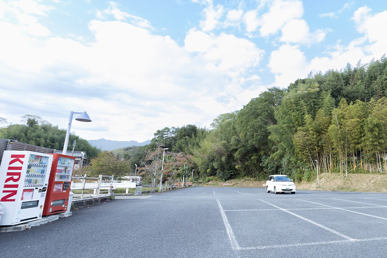 ゆとりをもってご利用いただける、広い駐車場を完備