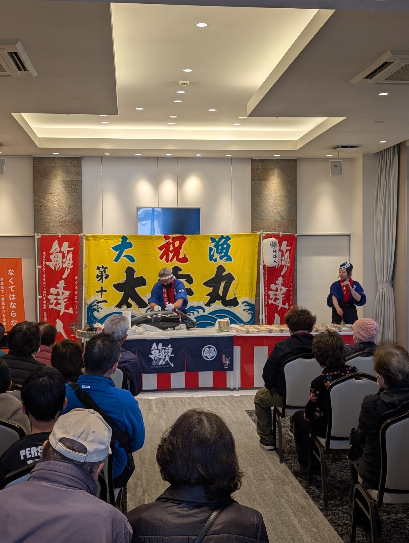 縁 葛城店で開催されたマグロ解体ショーイベントの会場風景