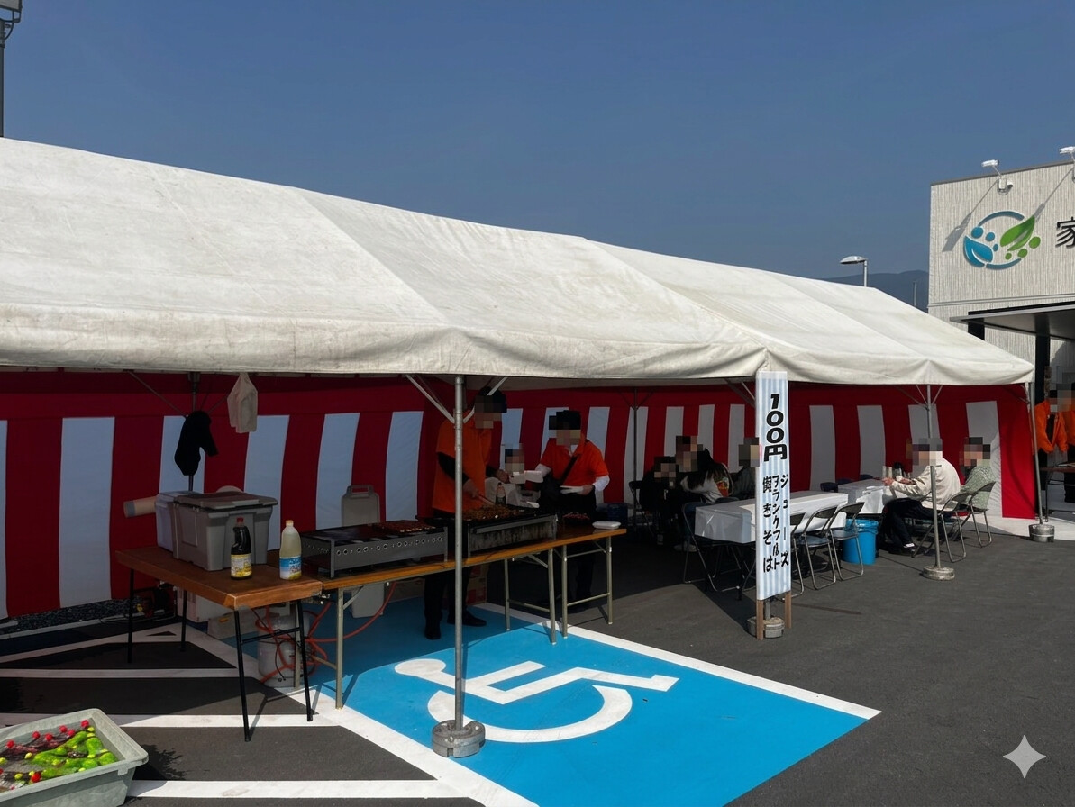 飲食ブースと食事を楽しまれているお客様の様子