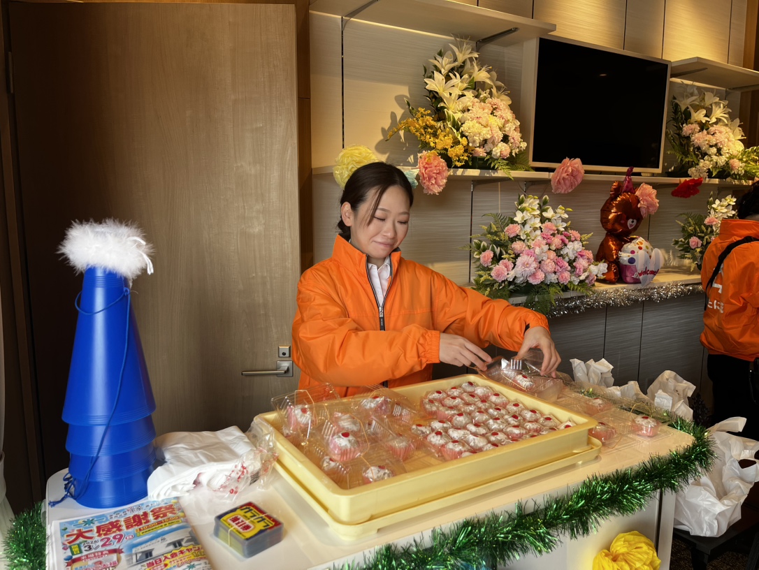 いちご大福を来場者へ手渡すスタッフの様子