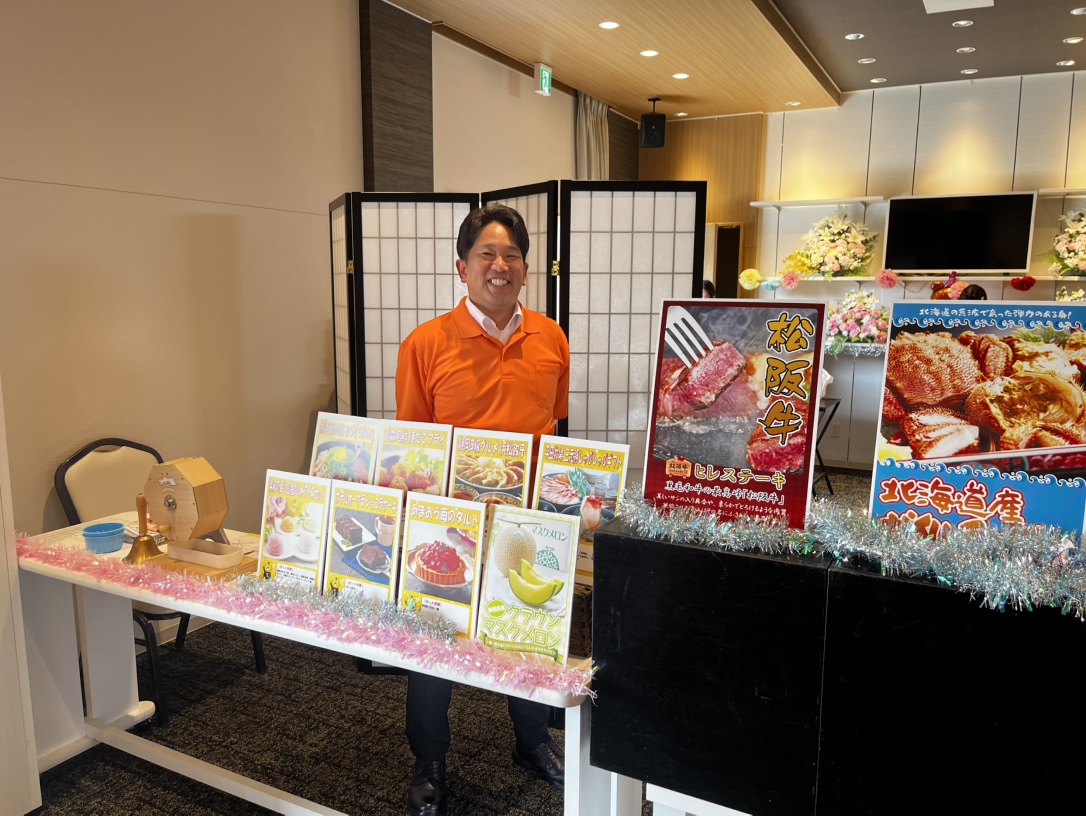 ガラガラ抽選会ブースで対応するスタッフの様子