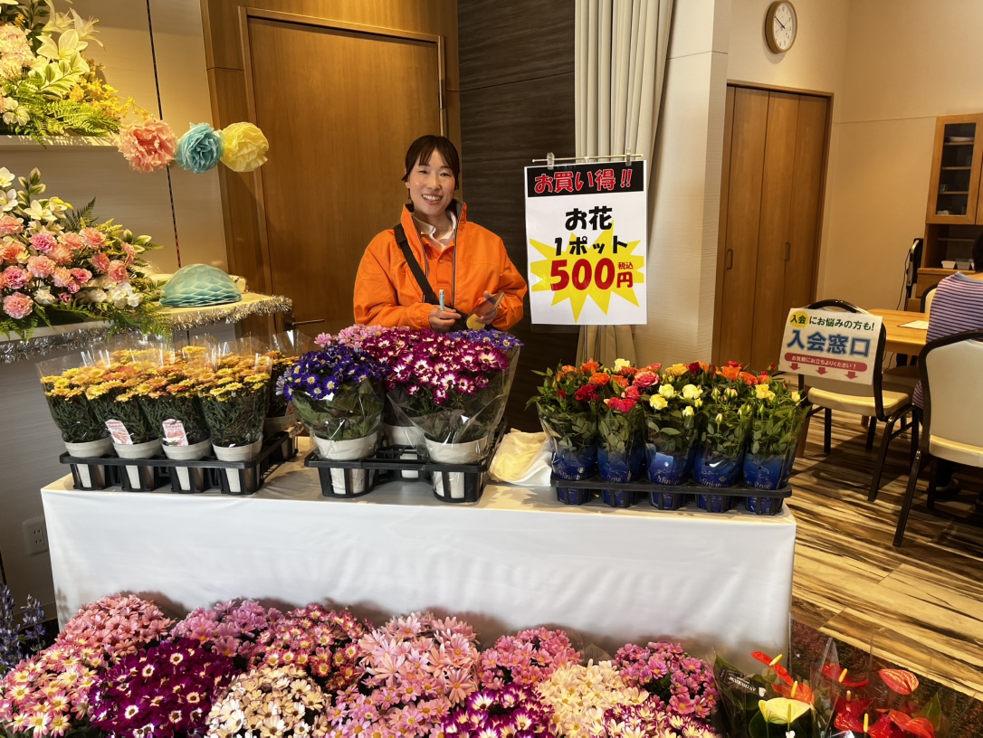 お花販売ブースで対応するスタッフの様子