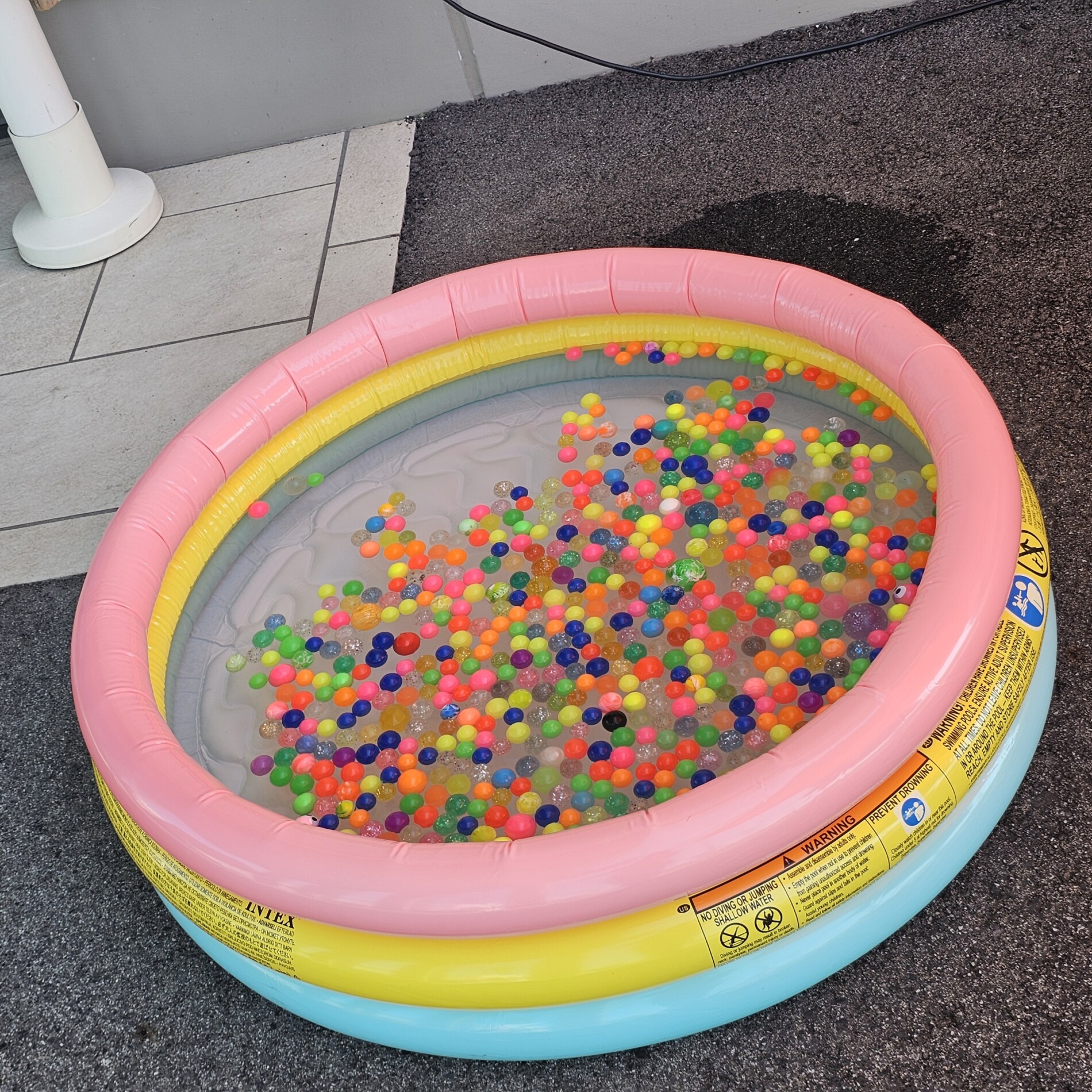 夏の思い出イベントのカラフルなスーパーボールすくい