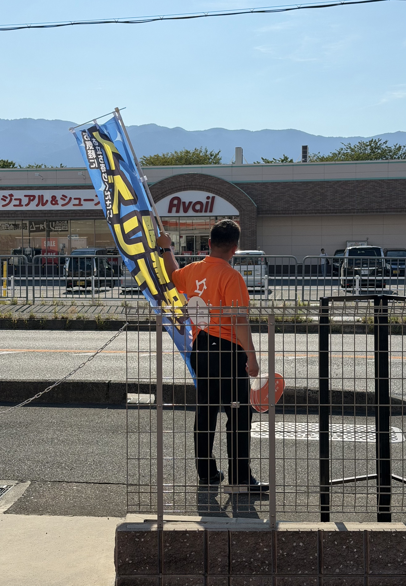 家族葬専用式場 縁 葛城店の入口で夏の思い出イベントを呼び込みするスタッフ