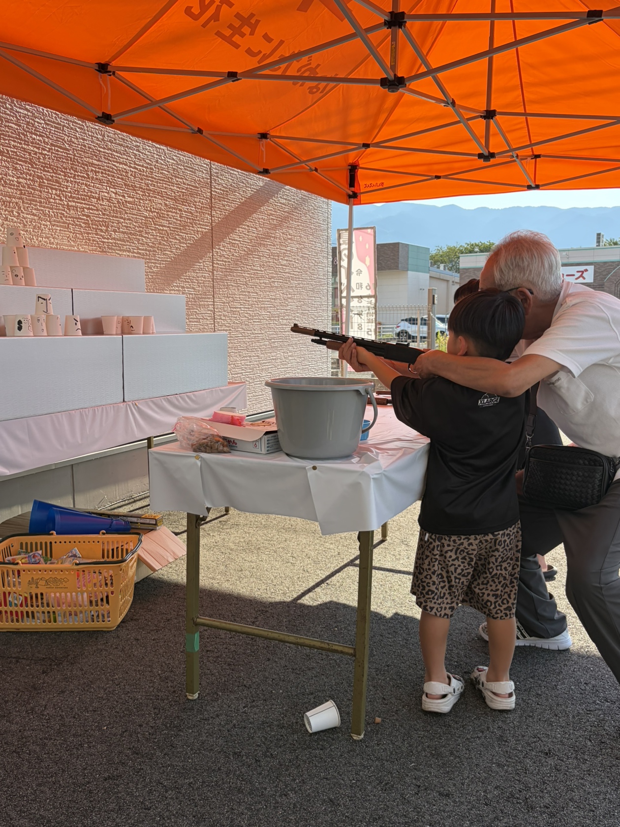 縁 葛城店のイベントで射的に挑戦するお子さま