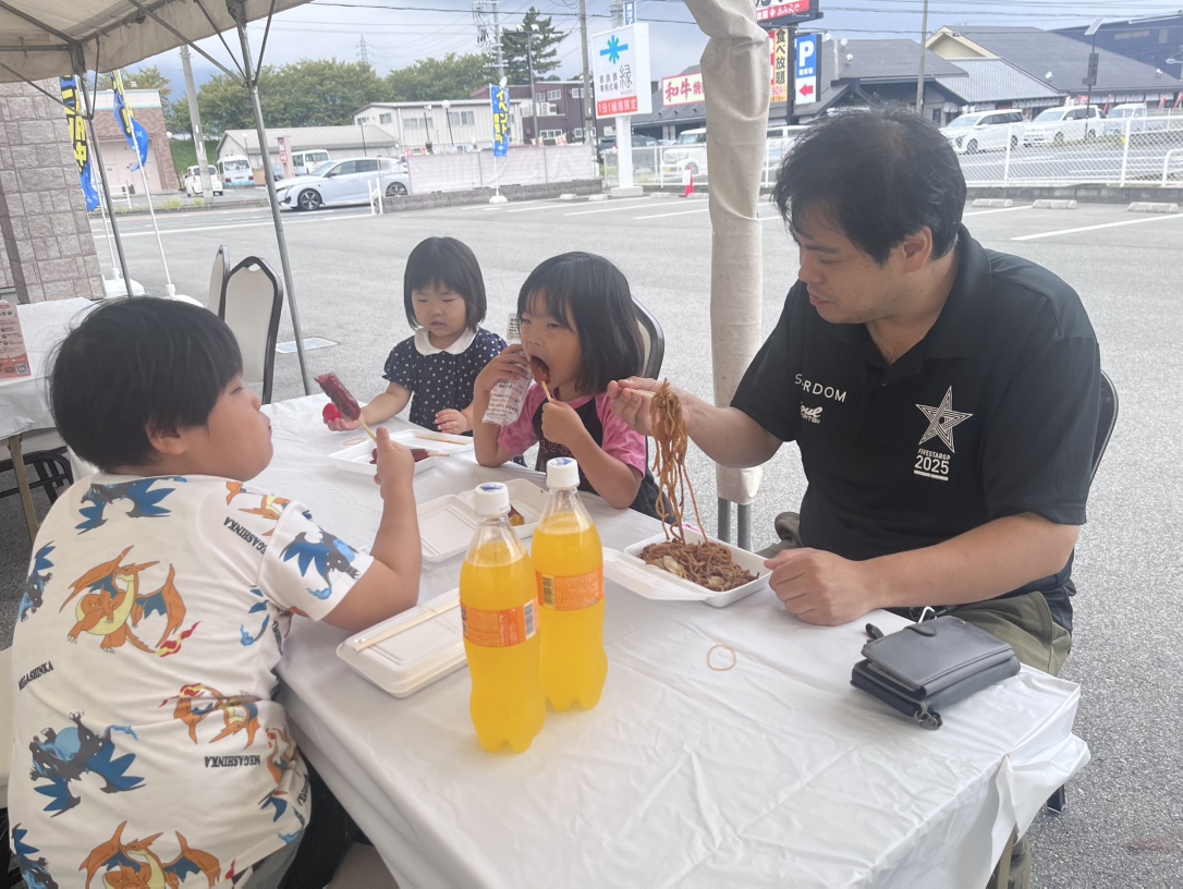 縁 葛城店の人形供養祭で食事を楽しむご家族