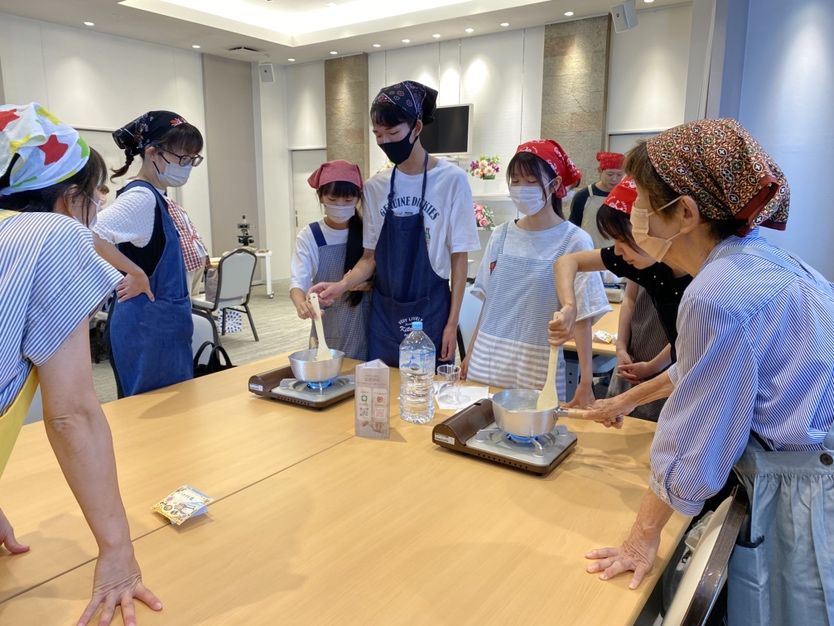 天極堂の葛ソムリエに教わりながらくずもち作りを楽しむ参加者