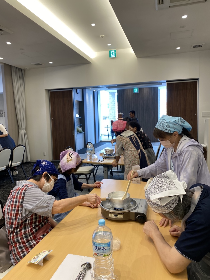 奈良県葛城市の地域イベントでくずもち作りを楽しむ参加者