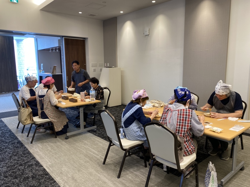 くずもち作りを通じて交流する葛城市の参加者