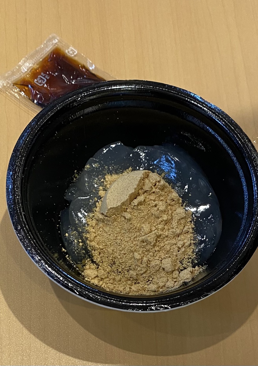 きな粉と黒蜜を添えた手作りのくずもち