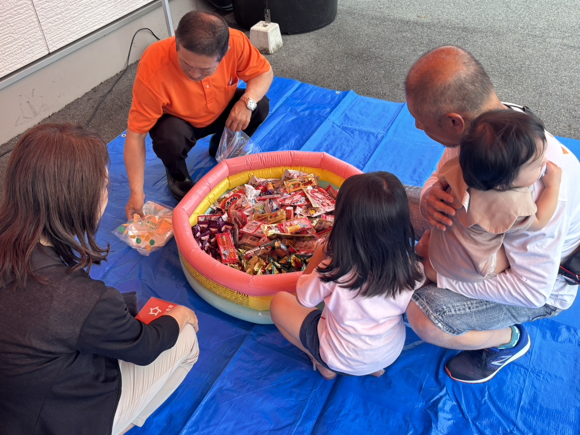 縁 葛城店の人形供養祭でお菓子イベントを楽しむ子どもたち