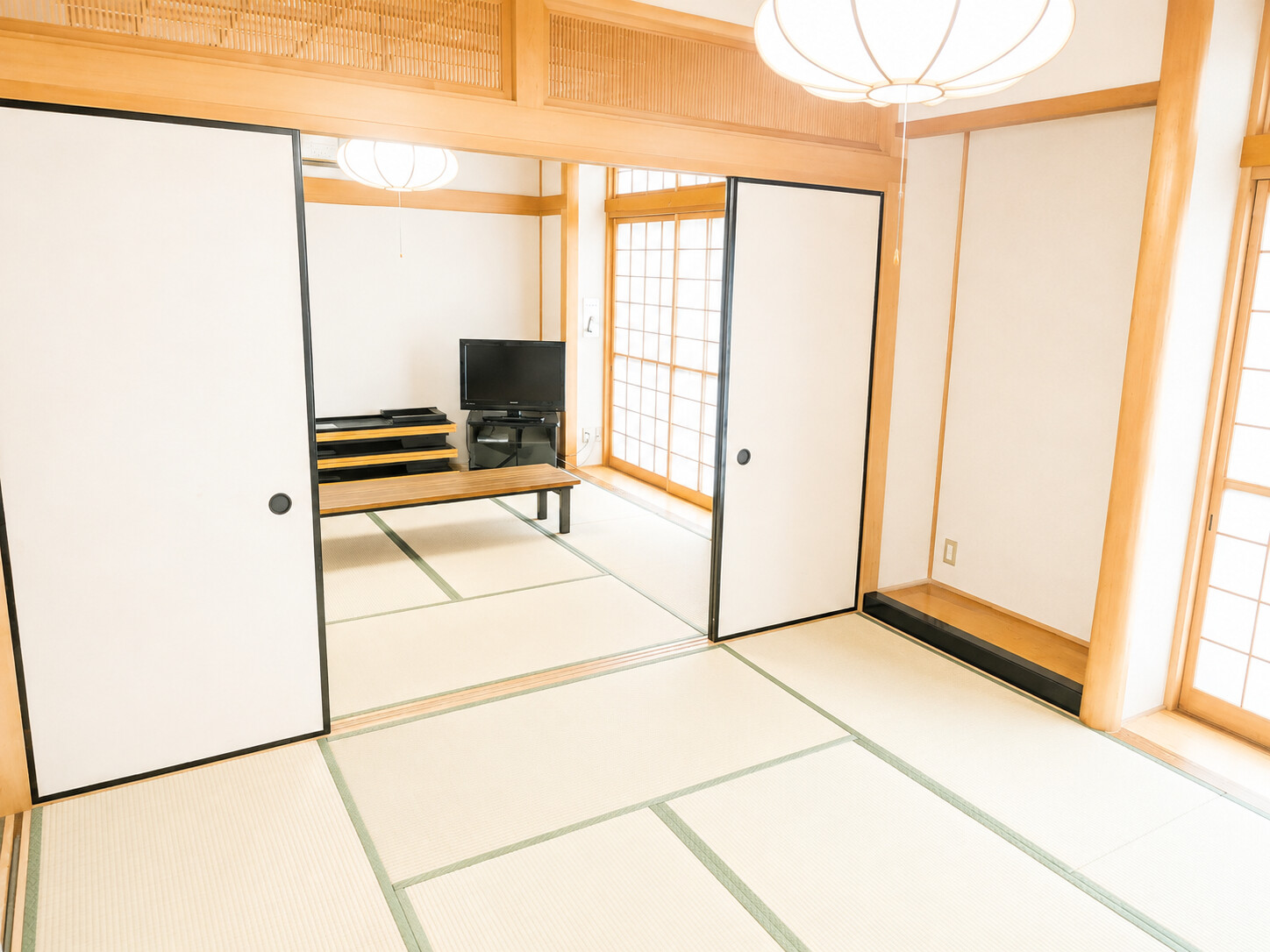 高野口斎場の和室控室。襖で仕切られた畳敷きの続き間