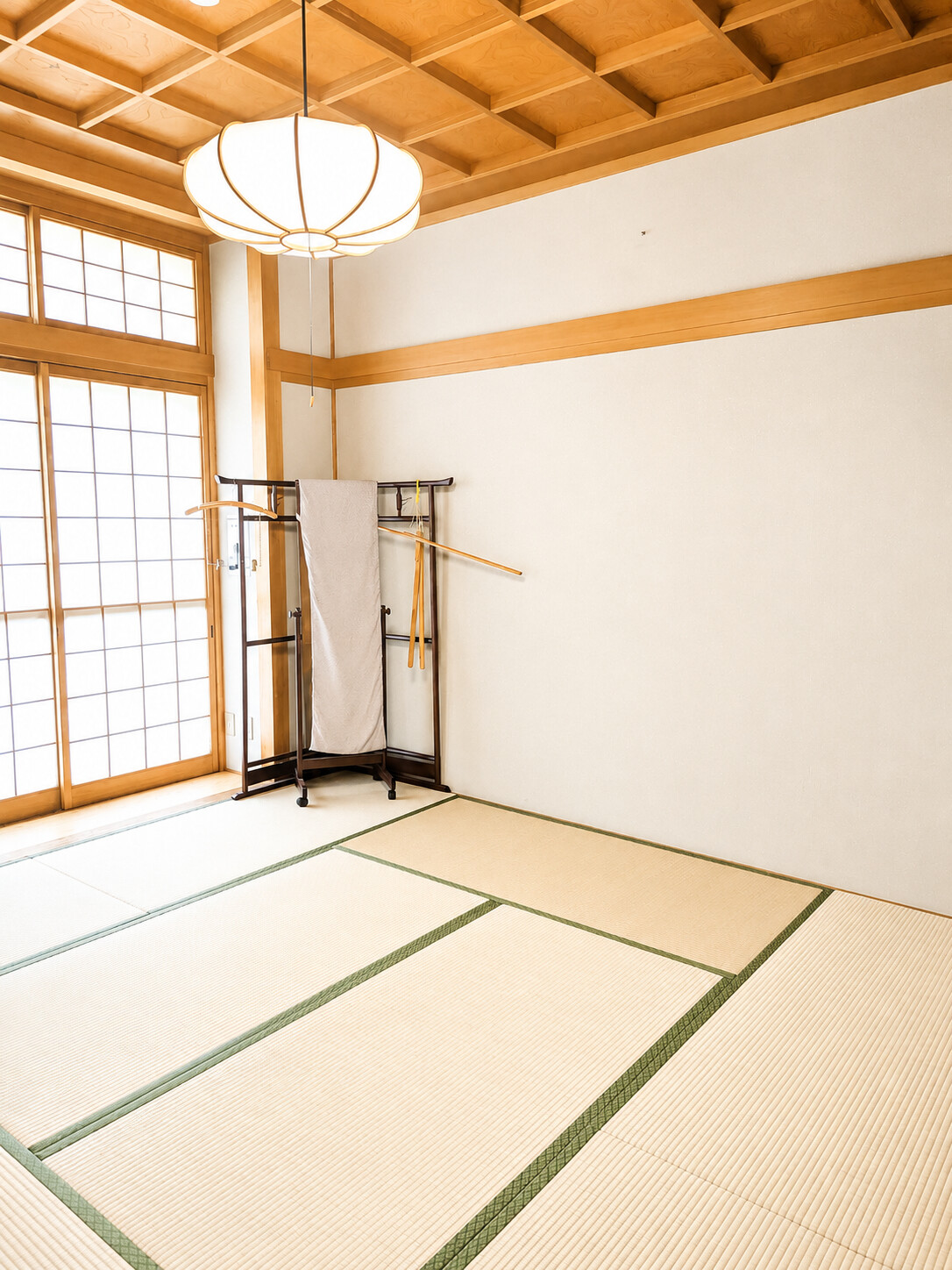 高野口斎場の和室控室。ご親族が休憩できる畳敷きの室内